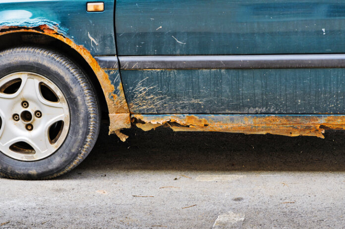 Auto mit Rost und Korrosion