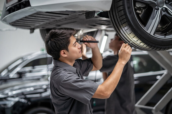 Mechaniker prüfen Autoreifen Reifentest