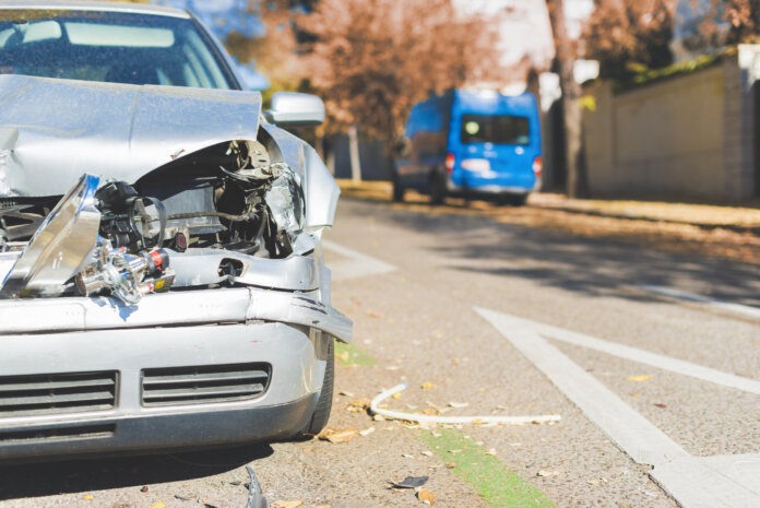 beschädigtes Auto steht am Straßenrand